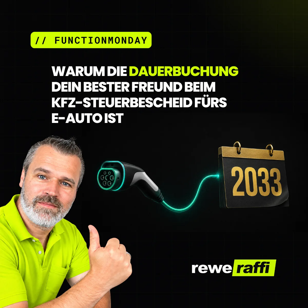 Voltage-Style FunctionMonday-Cover: ReweRaffi Portrait, E-Auto-Stromstecker mit Lime-Lichtspur, daneben ein Gold-Kalender mit dem Jahr 2033 – symbolisch für den Kfz-Steuerbescheid heute mit erster Zahlung in der Zukunft.