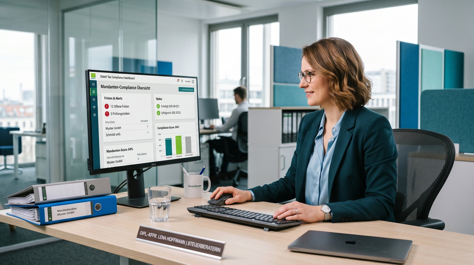 Steuerberaterin am Arbeitsplatz mit Mandanten-Compliance-Dashboard &mdash; Geldw&auml;schepr&auml;vention in der Kanzlei